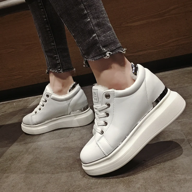 

Women's high-top shoes autumn and winter wild solid color plus velvet casual shoes student high heels.