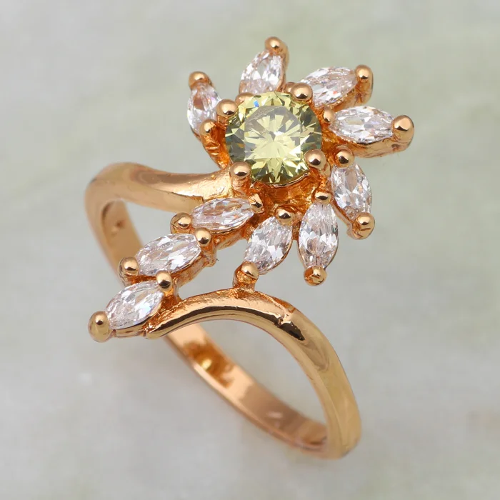 Кольцо с австрийскими кристаллами и зеленым кубическим цирконием модное