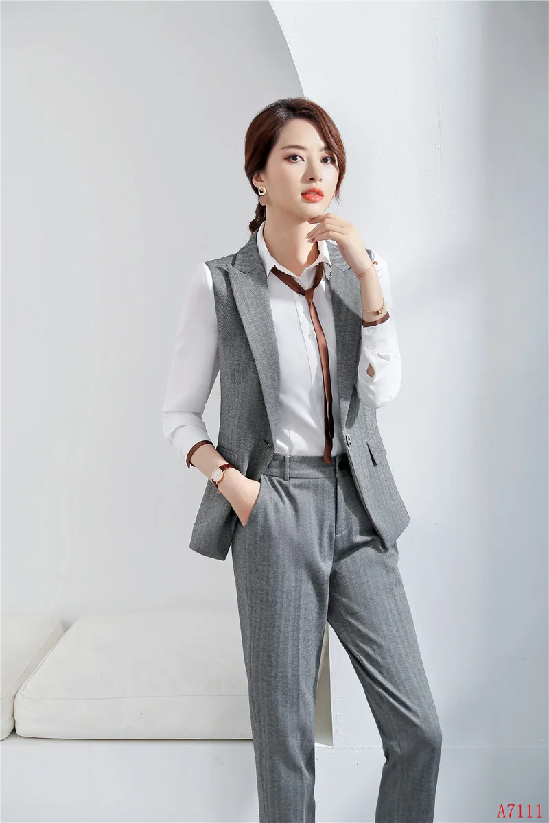 Женский деловой костюм с жилетом серый брюками и топом Офисная форма новинка