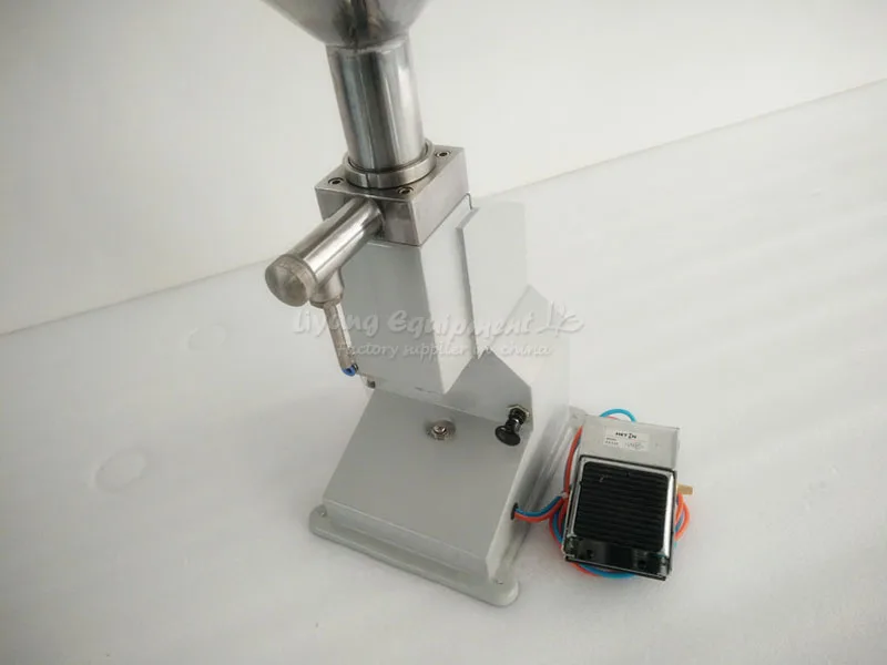 Небольшая пневматическая разливочная машина A02 для наполнения пастой медом и