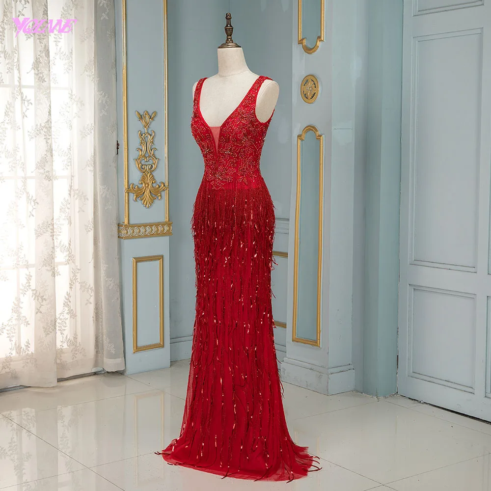 Красное вечернее платье с глубоким V-образным вырезом и юбкой-годе длинное