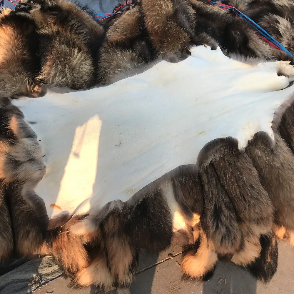 Шкурка из натурального меха енота коричневого цвета/шкуры енота/шкуры