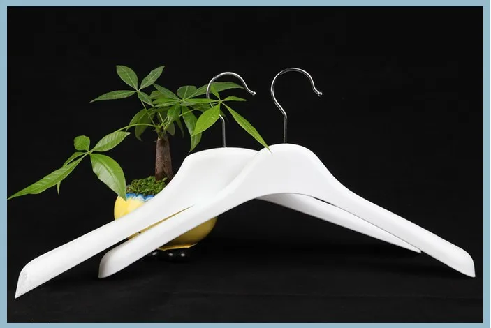[Бесплатная доставка] Большая чисто белая пластиковая вешалка для одежды пальто.