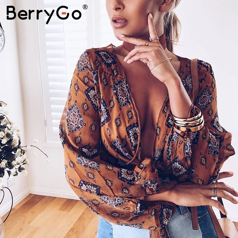 Женская блузка с принтом BerryGo летняя из шифона треугольным вырезом и длинным