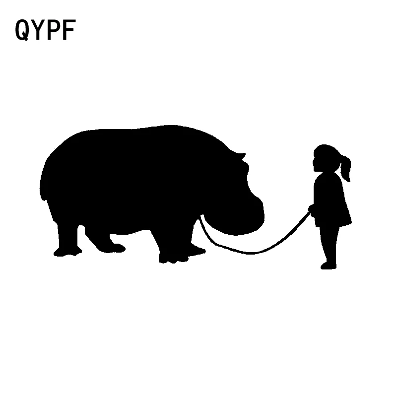

QYPF 15,6 см * 7,2 см графические виниловые автомобильные наклейки с изображением забавной девушки ходьбы хиппота черного и серебряного цвета