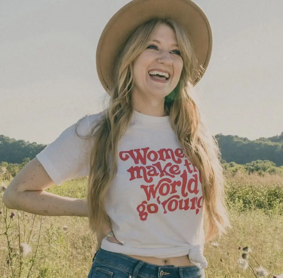 

Женская футболка с надписью «Make the World Go Round Solgan»