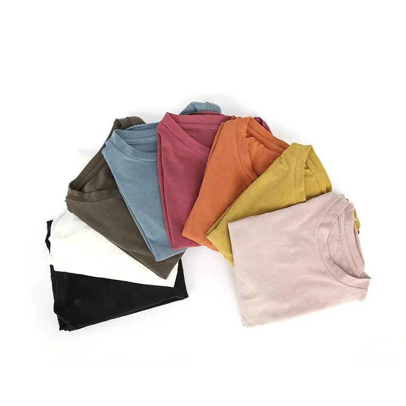 Женский кроп-топ в рубчик с воротником-стойкой и разрезом футболка длинным