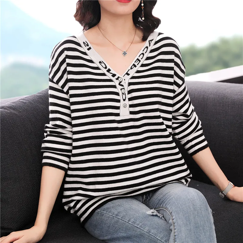 

English letters V is gotten loose version of autumn new fund stripe long sleeve comfort women coat the new 2018