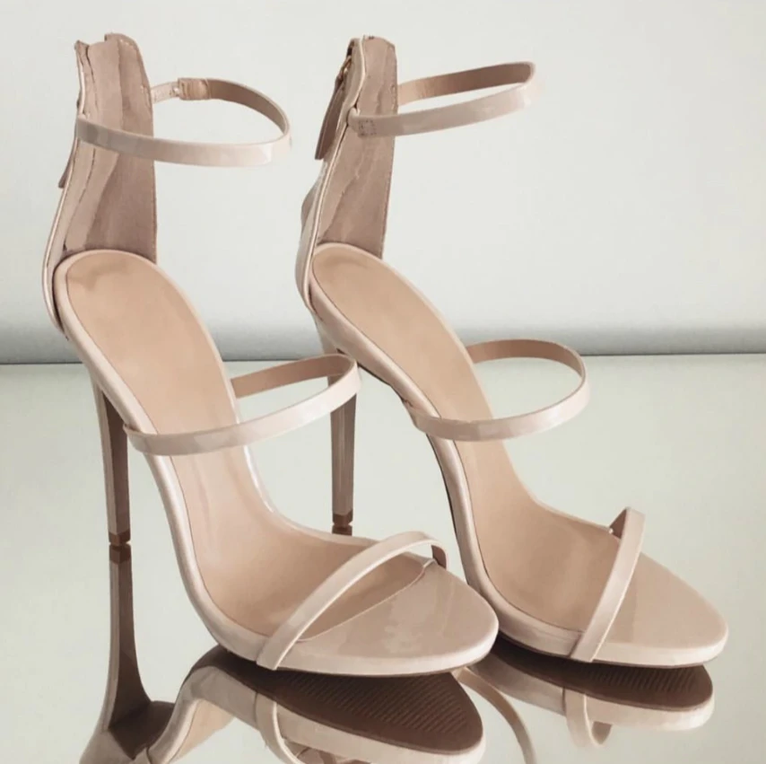 Женские босоножки из лакированной кожи с открытым носком на тонком каблуке |