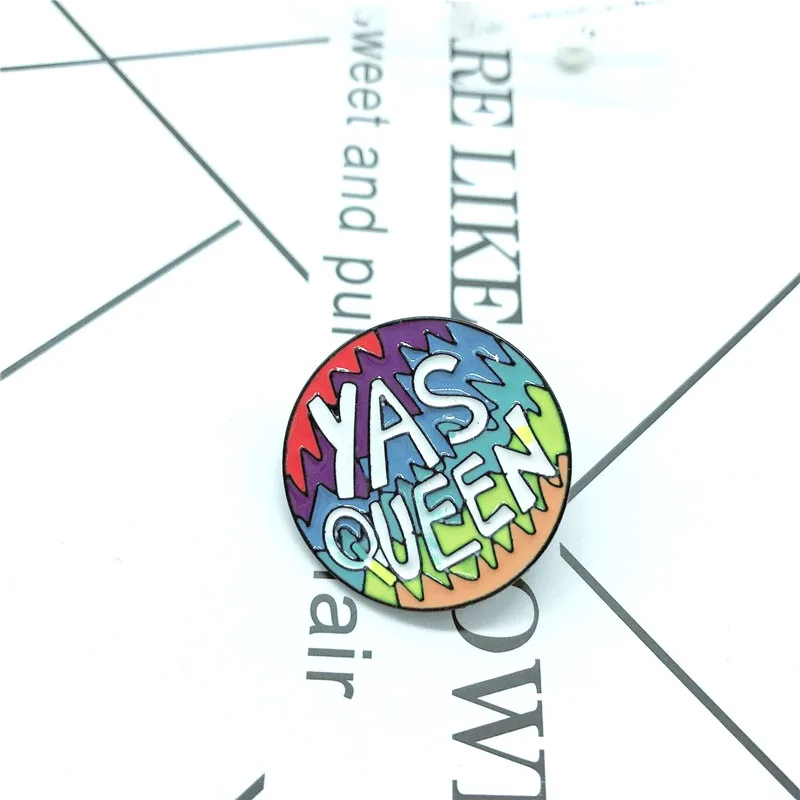 Значки с героями мультфильмов, буквенные Броши YAS QUEEN для женщин и мужчин, креативные радужные Цветные булавки, ювелирные изделия, эмалированные значки на рюкзак, сумка, аксессуары