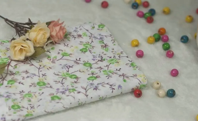 Женская хлопковая ткань зеленая в горошек с цветочным принтом четверть пучка