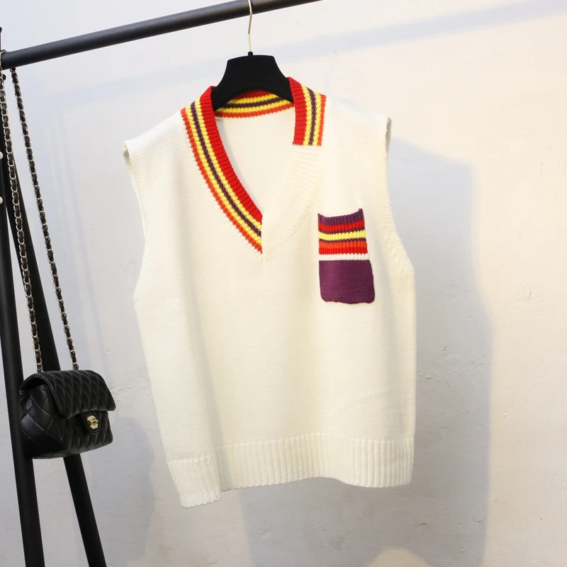 Женский трикотажный свитер в радужную полоску с v-образным вырезом без рукавов