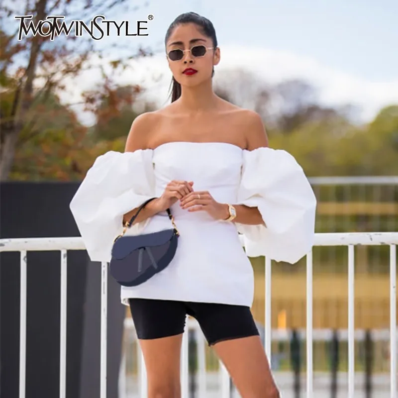 Платье с открытыми плечами TWOTWINSTYLE летнее однотонное мини платье рукавами