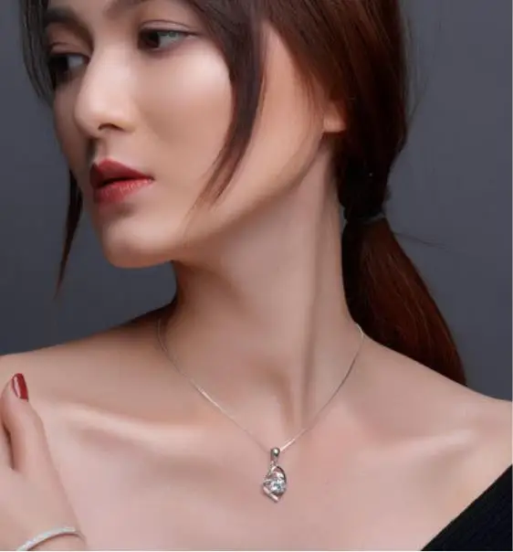 Очаровательное ожерелье с подвеской в виде фиолетового сердца кристаллами