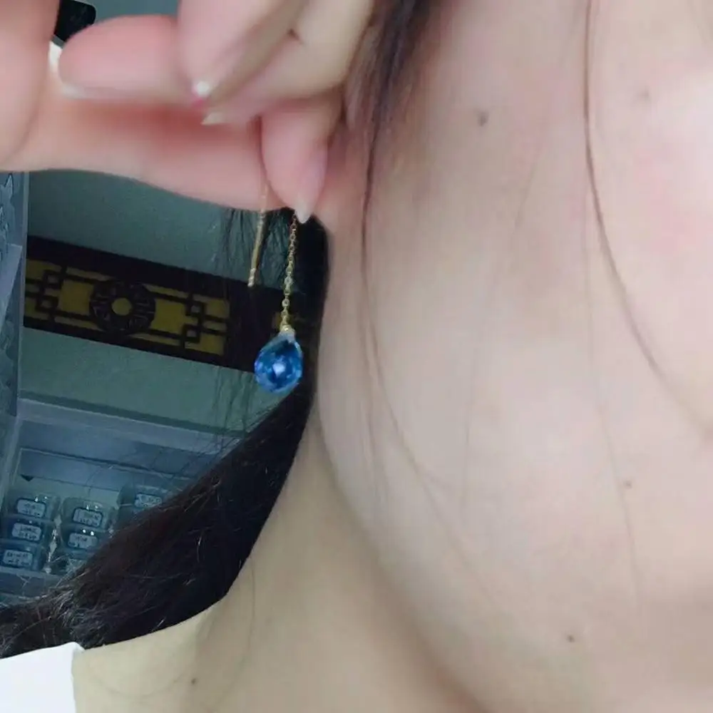 Классические серьги подвески с темно синим топазом из 18 каратного желтого золота