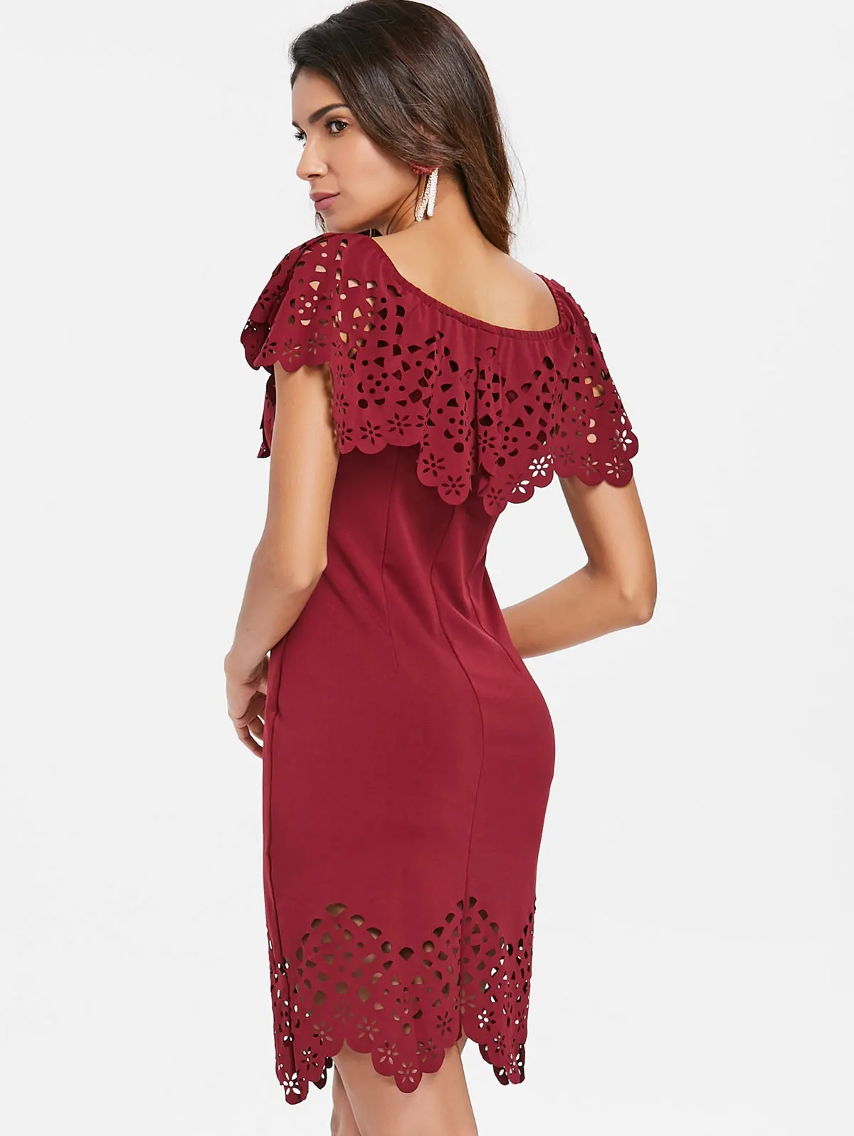 Женское короткое платье с оборками VESTLINDA однотонное облегающее круглым вырезом