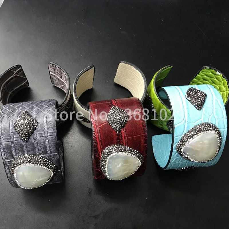 Natural handmade leather bracelet with white heart-shaped shell multicolor color random send
