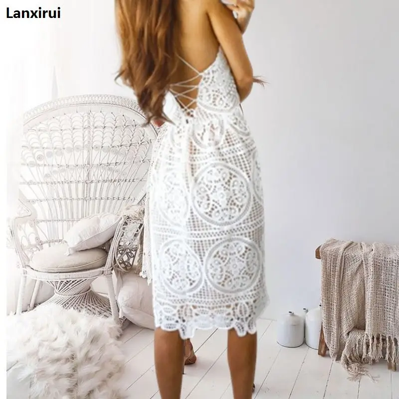 Женское кружевное белое платье с оборками открытыми плечами и вырезом лодочкой |