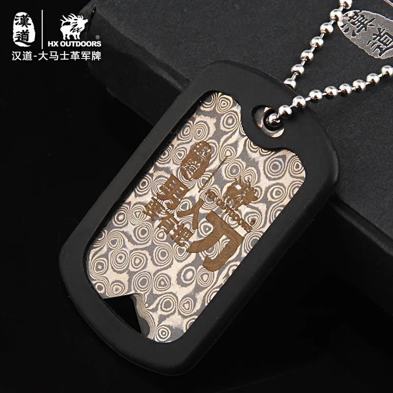 Личные идентификационные карточки HX из дамасской стали на открытом воздухе