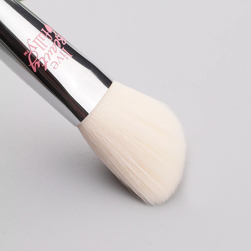 Угловая мягкая кисть для румян It Cosmetic серебристая хромированная Косметическая