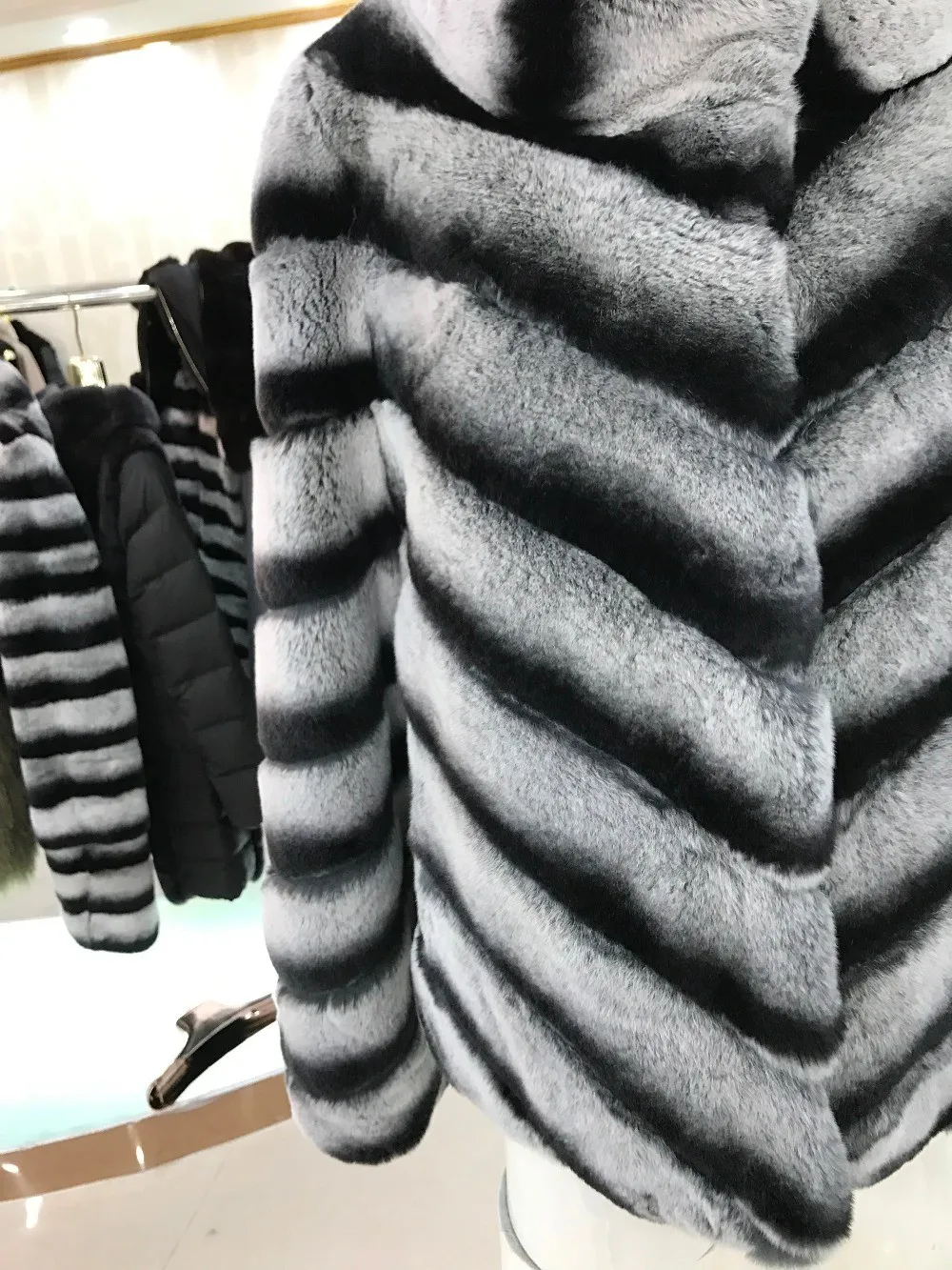 Тонкий мех кролика пальто реального кролика рекс меховая куртка короткие для womenstriped зимняя верхняя одежда бежевого цвета Стенд воротник реального пальто с мехом