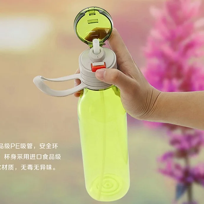 Новая простая пластиковая бутылка для воды лимонного сока студентов не содержит