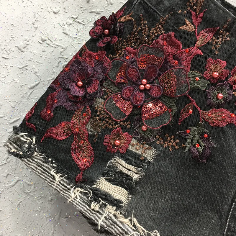 Женские джинсовые шорты с цветочной вышивкой и жемчужинами черные блестками на