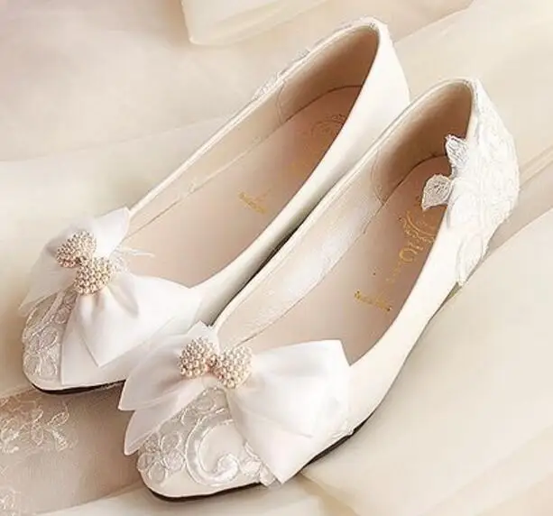 Женские свадебные туфли с бабочкой белые маленьким каблуком и бантиком для