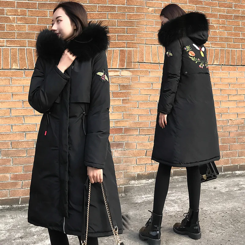 Женские зимние куртки больших размеров 5XL, пуховики из хлопка, толстые теплые хлопковые пальто, парки с капюшоном и вышивкой, 100 кг, можно носить, OKXGNZ1398