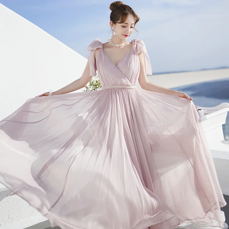 Женское шифоновое вечернее платье с лямкой на шее светло розовое для особых