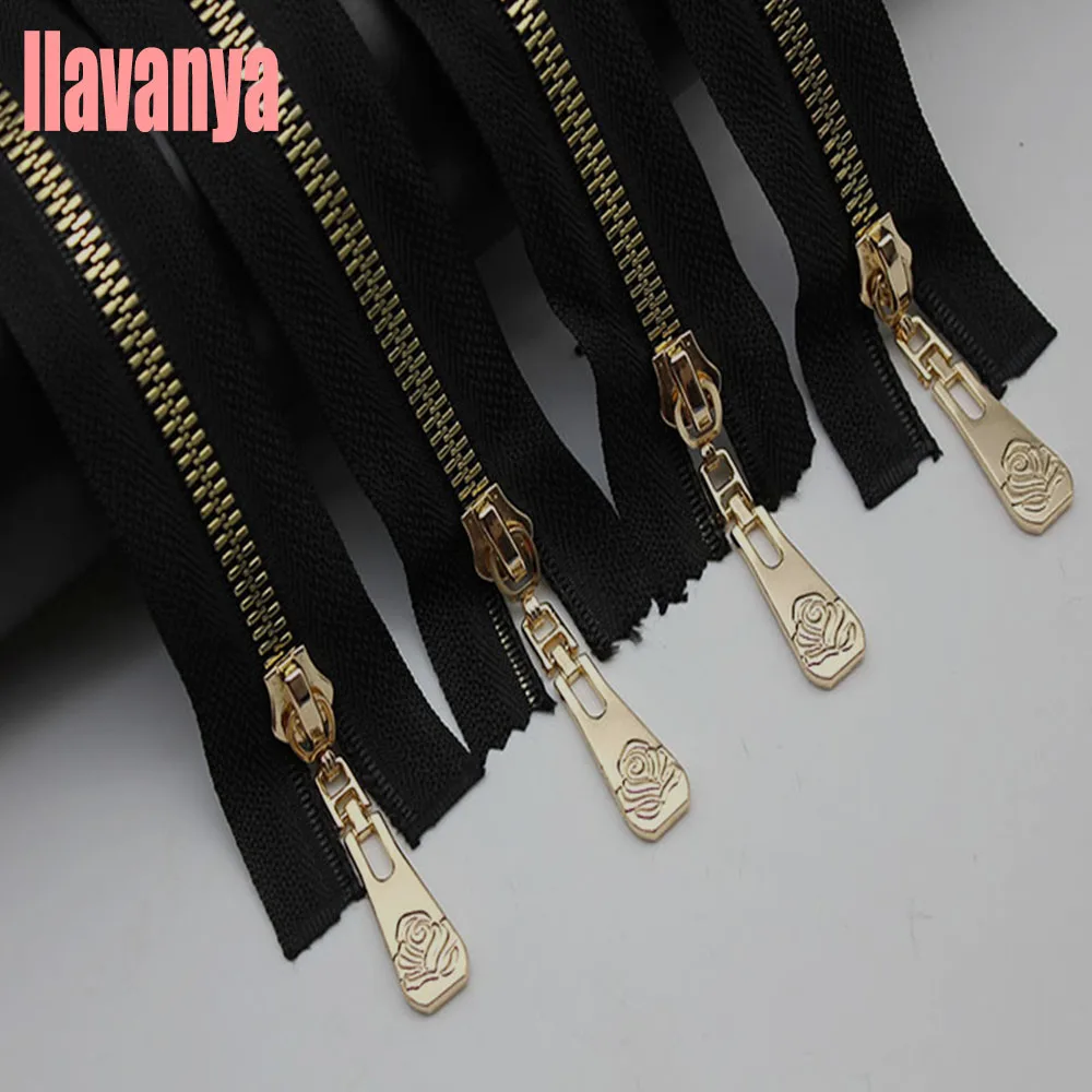 Пластиковые двухсторонние молнии с закрытыми концами на ленте черного цвета с золотыми зубцами и бегунками, 10 штук в упаковке. В наличии.