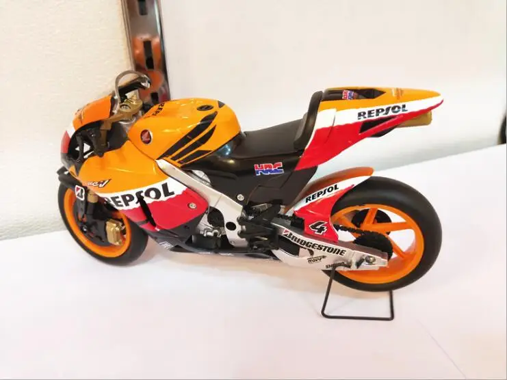 GP трек версия мотоцикла Тяньцзинь модель 4 литая машины RC211V HONDA2006 оранжевый 1/12 |