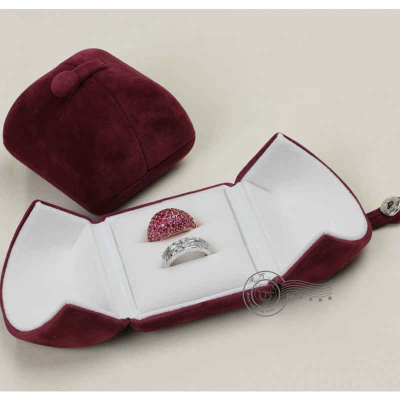 Бархатная коробка для колец красного и коричневого цвета или влюбленных