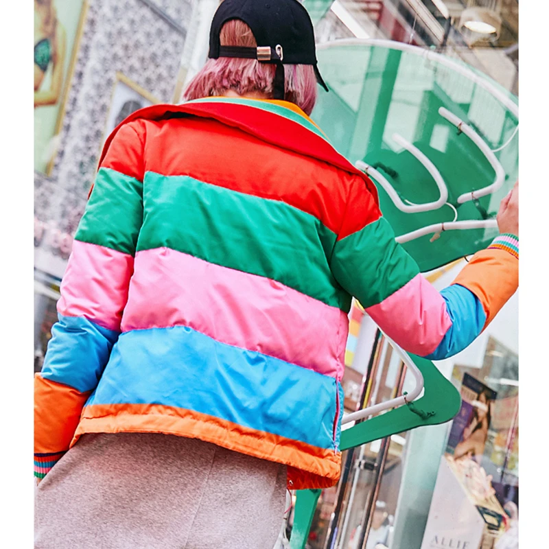 Женская зимняя короткая куртка в радужную полоску с отложным воротником|Женские