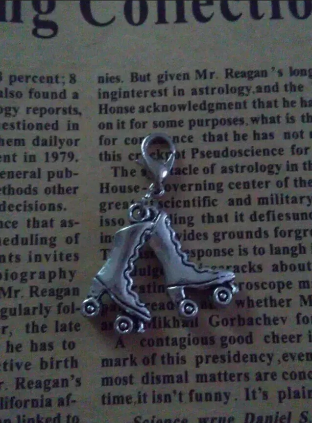 Vintage Silvers ONE PAIR ROLLER SKATES Alloy Floating Locket Charms Pendants Clasp Clip For Bracelet Women DIY Jewelry C115 | Украшения и