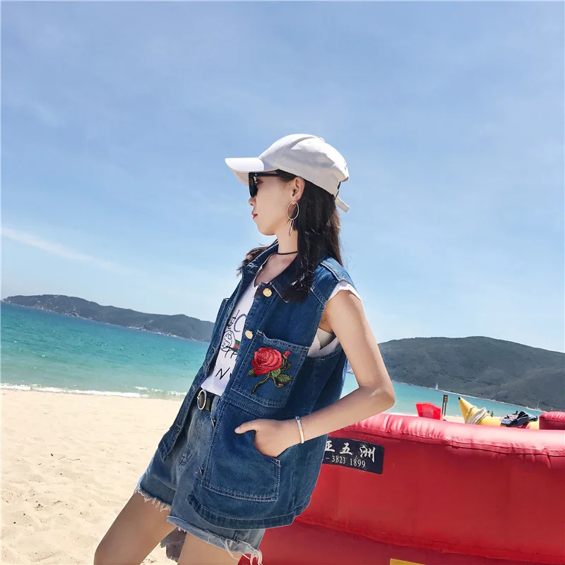 Женская куртка бомбер на весну и осень джинсовая ветровка с цветочной вышивкой