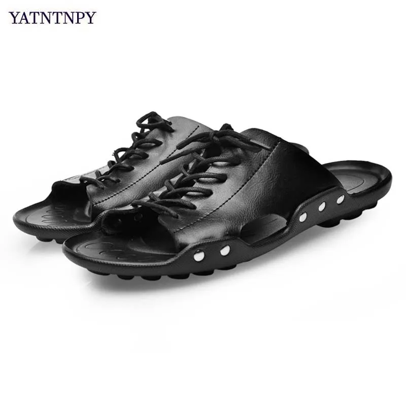 Black 01 YATNTNPY/мужские кожаные сандалии; Летняя Повседневная пляжная обувь; хорошее качество; мужские тапочки; модные Нескользящие вьетнамки - Цвет: Black 01