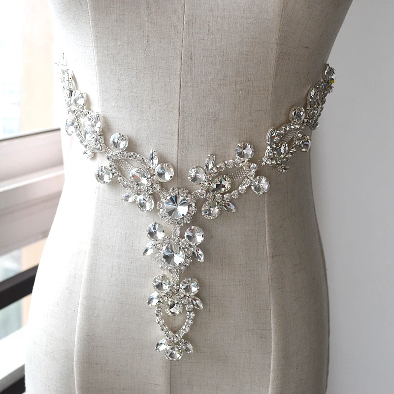 Свадебное платье в форме треугольника с v-образным вырезом на талии со стеклом