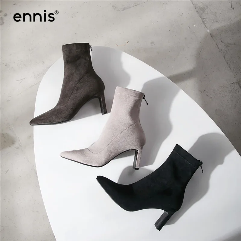ENNIS/ г., новые осенние замшевые ботильоны из флока для женщин, ботинки на высоком каблуке растягивающиеся ботинки с острым носком модная обувь черного и серого цвета, A853