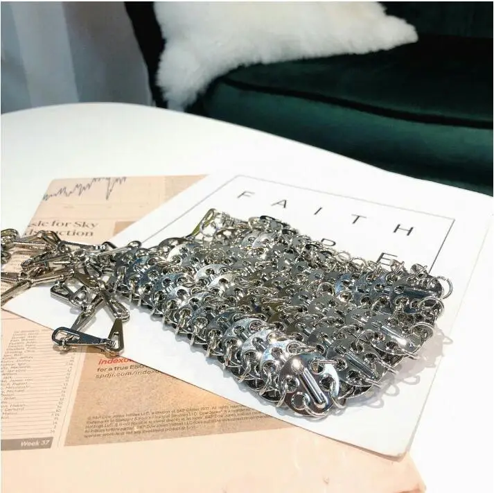 Женская сумка мессенджер в стиле панк мини через плечо из листового металла с