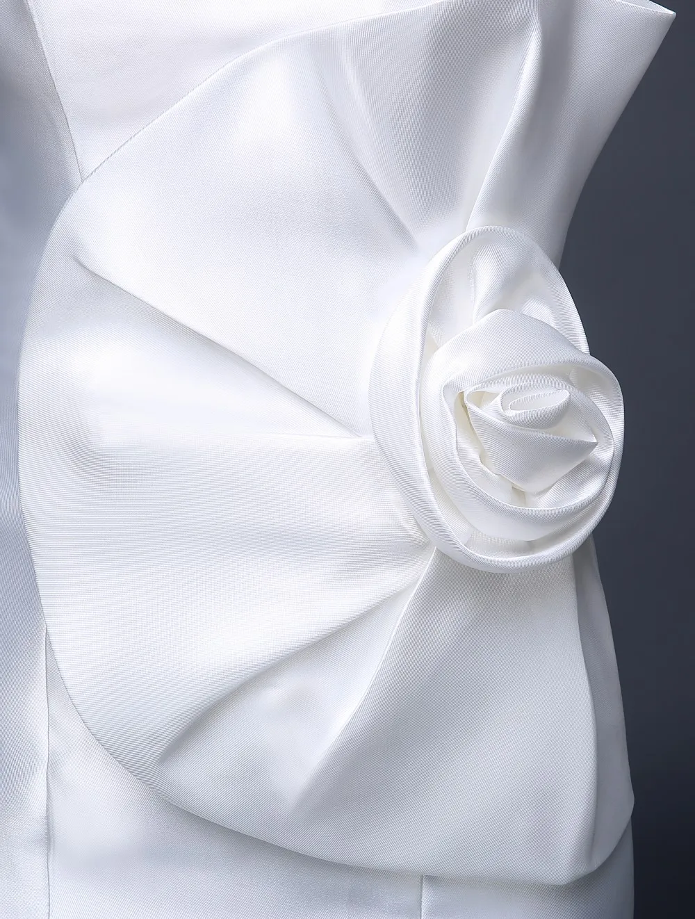 Простое мини атласное коктейльное платье сексуальное без бретелек с открытой