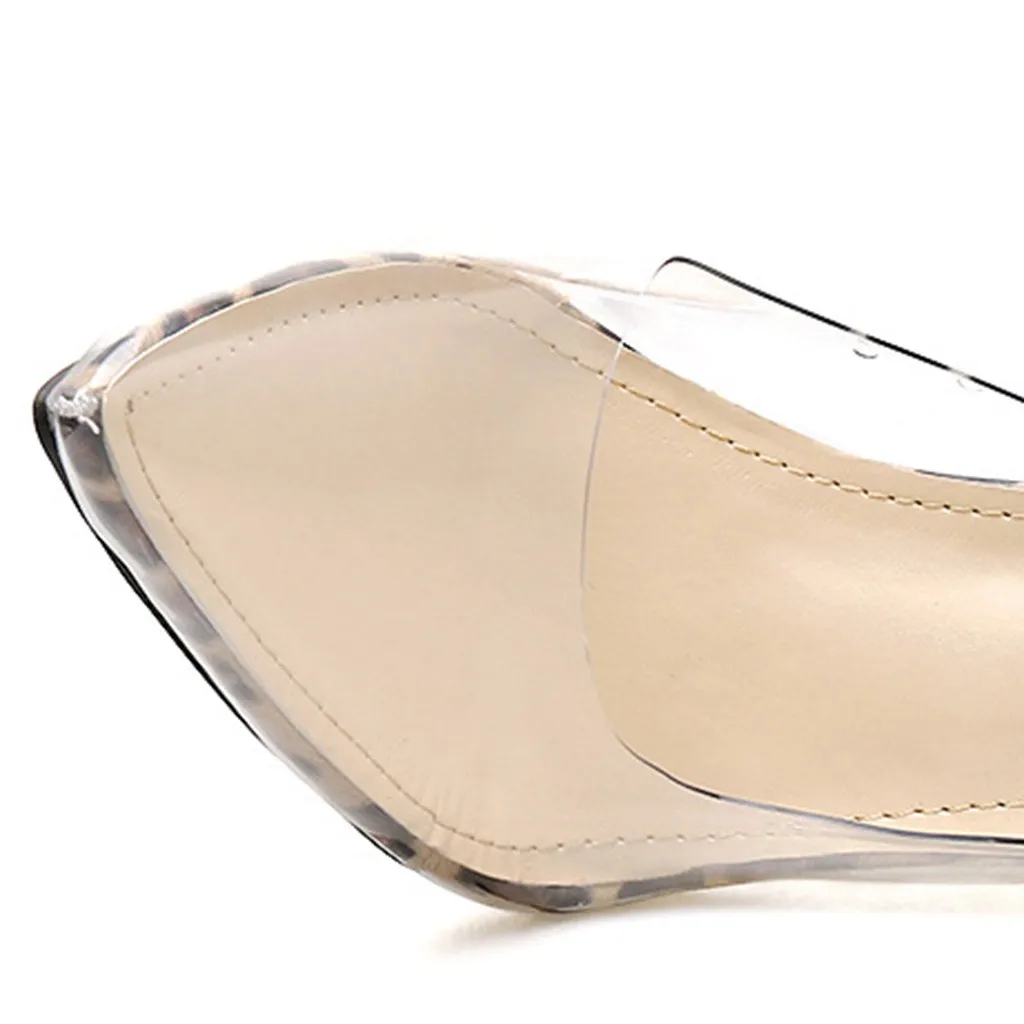 Соблазнительные женские туфли в полоску с острым носком на очень высоком каблуке