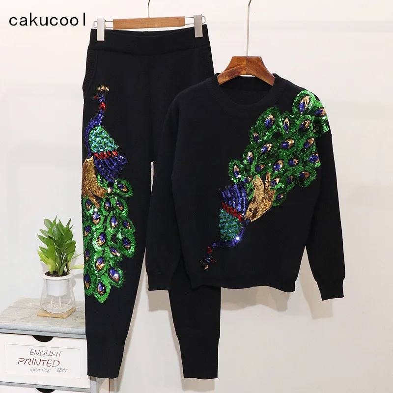 

Осенний вязаный комплект Cakucool из двух предметов с бисером, длинным рукавом, круглым вырезом, вышивкой павлина, свитер и брюки, повседневный ...