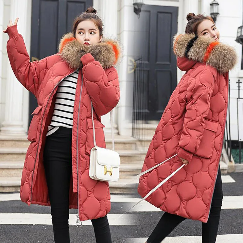 Зимняя женская куртка с капюшоном и меховым воротником утепленная длинная