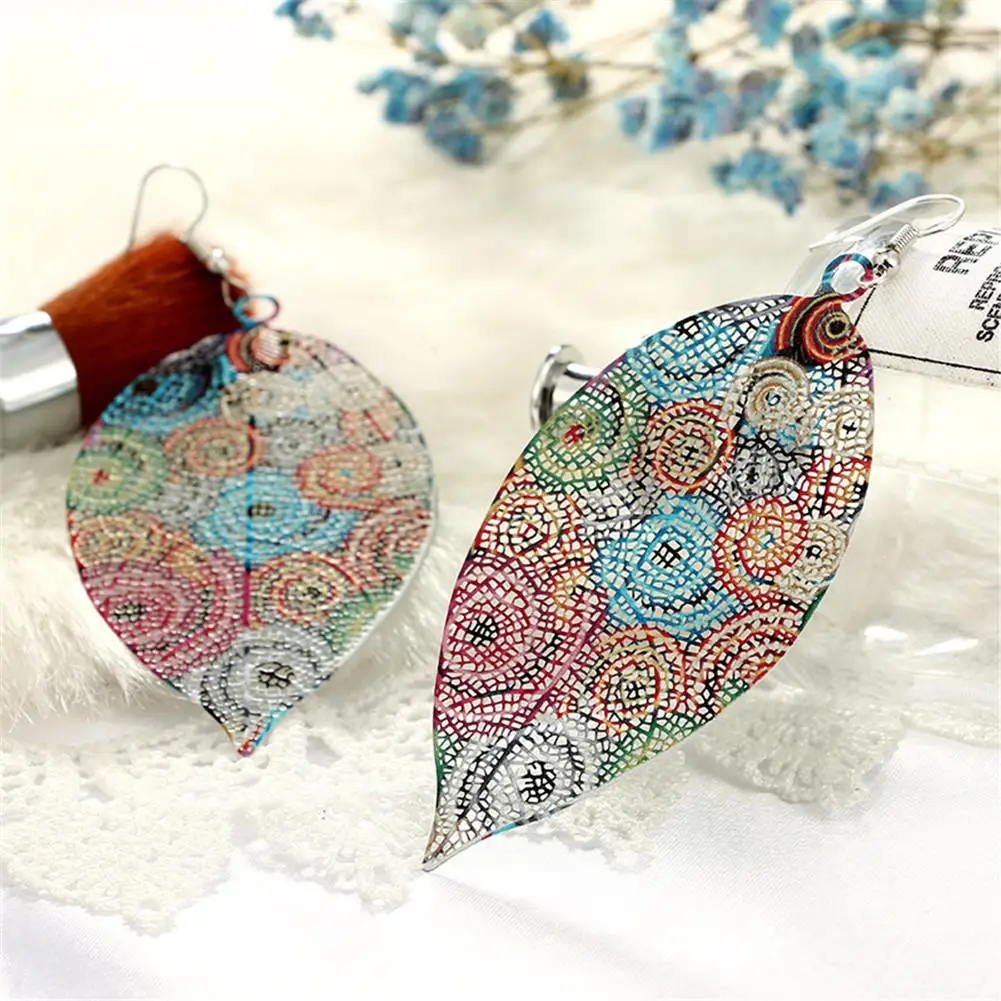 Одна пара Boho Стиль модный элемент полые листьев Shaped Красочные Серьги Ретро