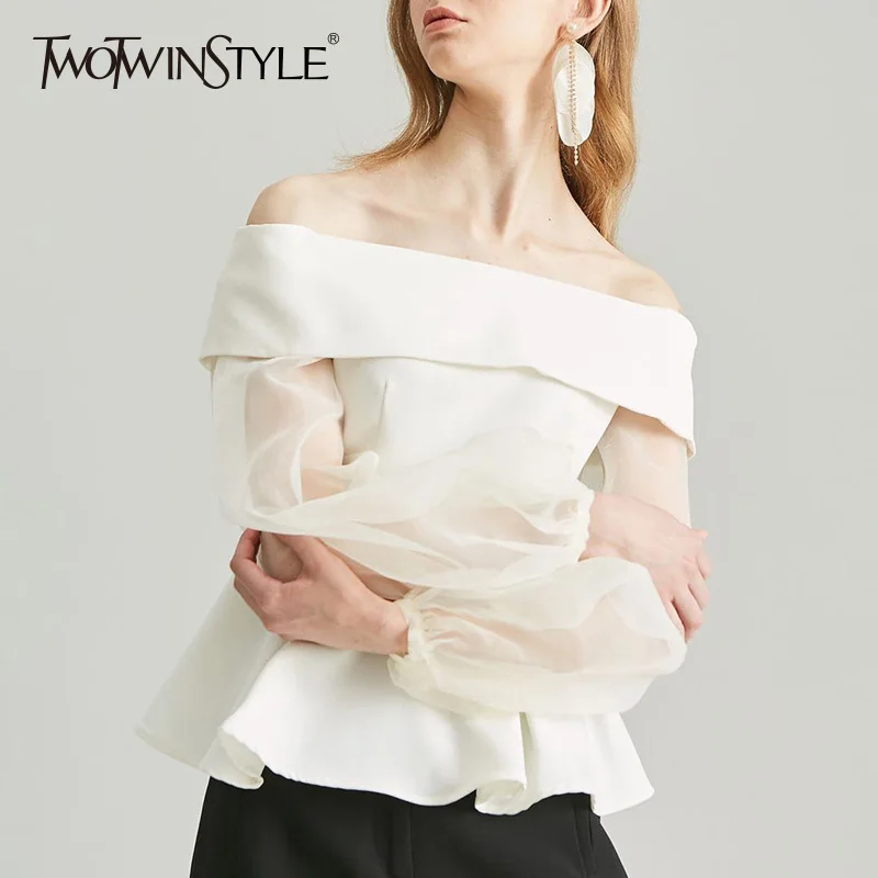 TWOTWINSTYLE осенние белые футболки для женщин с вырезом лодочкой с пышными рукавами с открытыми плечами Короткие топы женские футболки милые тонкие модные
