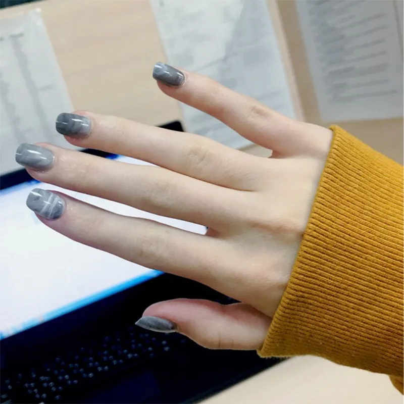 Накладные ногти для девушек с мраморным дизайном Короткие накладные серого
