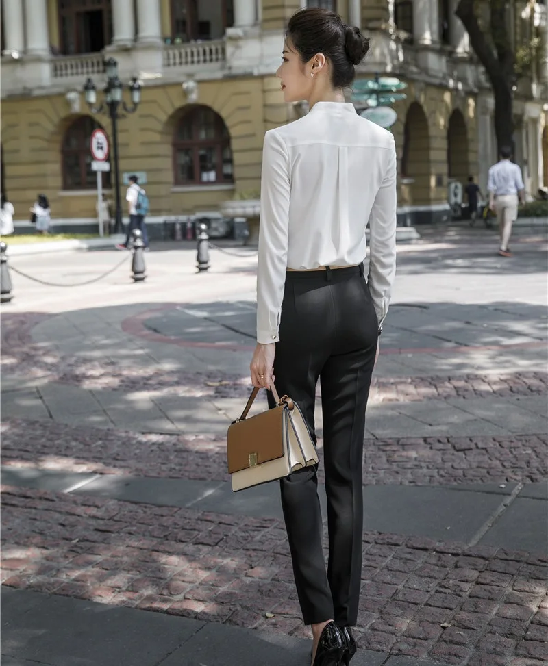 Женский деловой костюм из двух предметов белая рубашка и брюки брючный