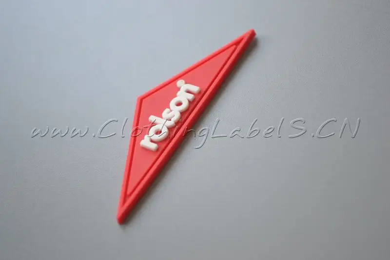Пользовательские ПВХ этикетки красный фон с белым тиснением логотипа канавки