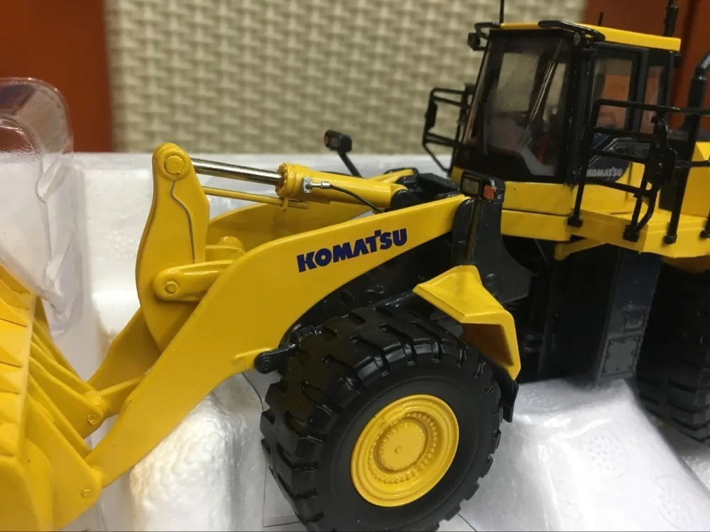 Оригинальная модель литья под давлением 1:50 весы UH8127 Комацу строительная игрушка